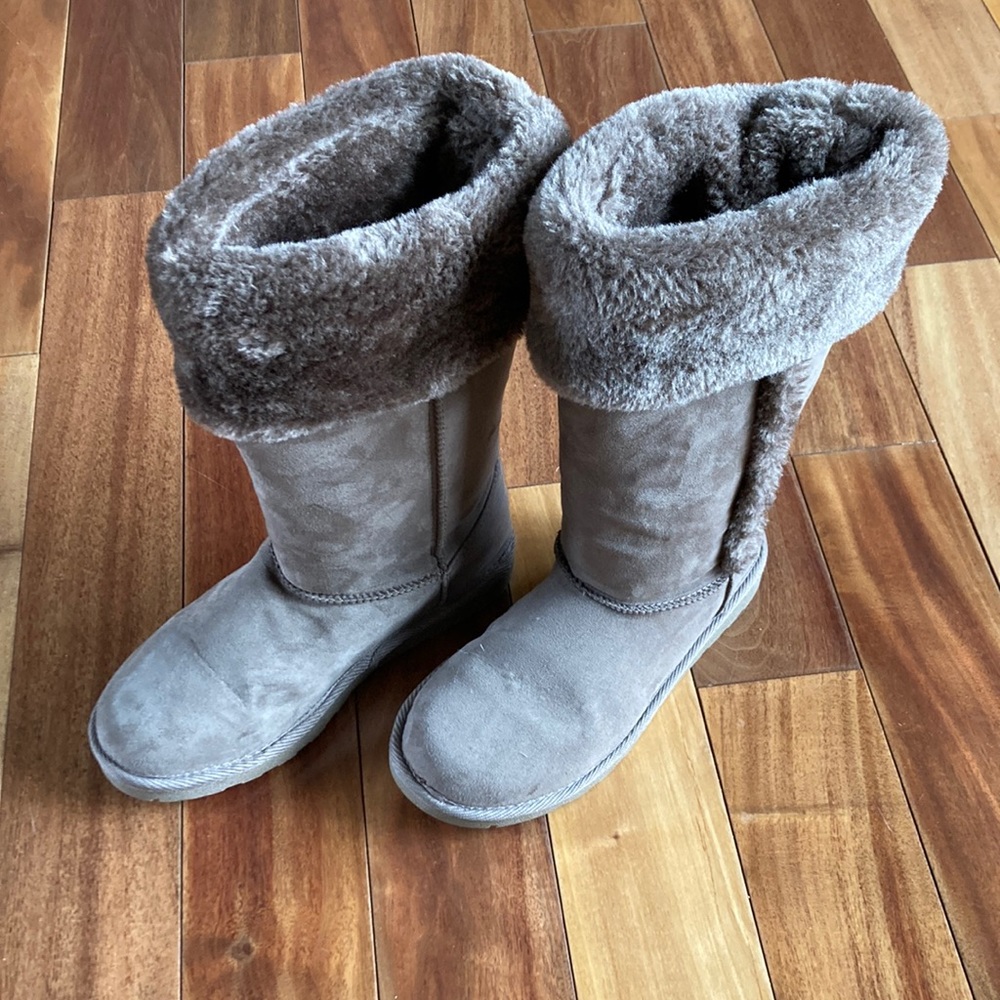 ⬇️PRICE DROP⬇️Women’s size 6 Arizona faux fur tan boots